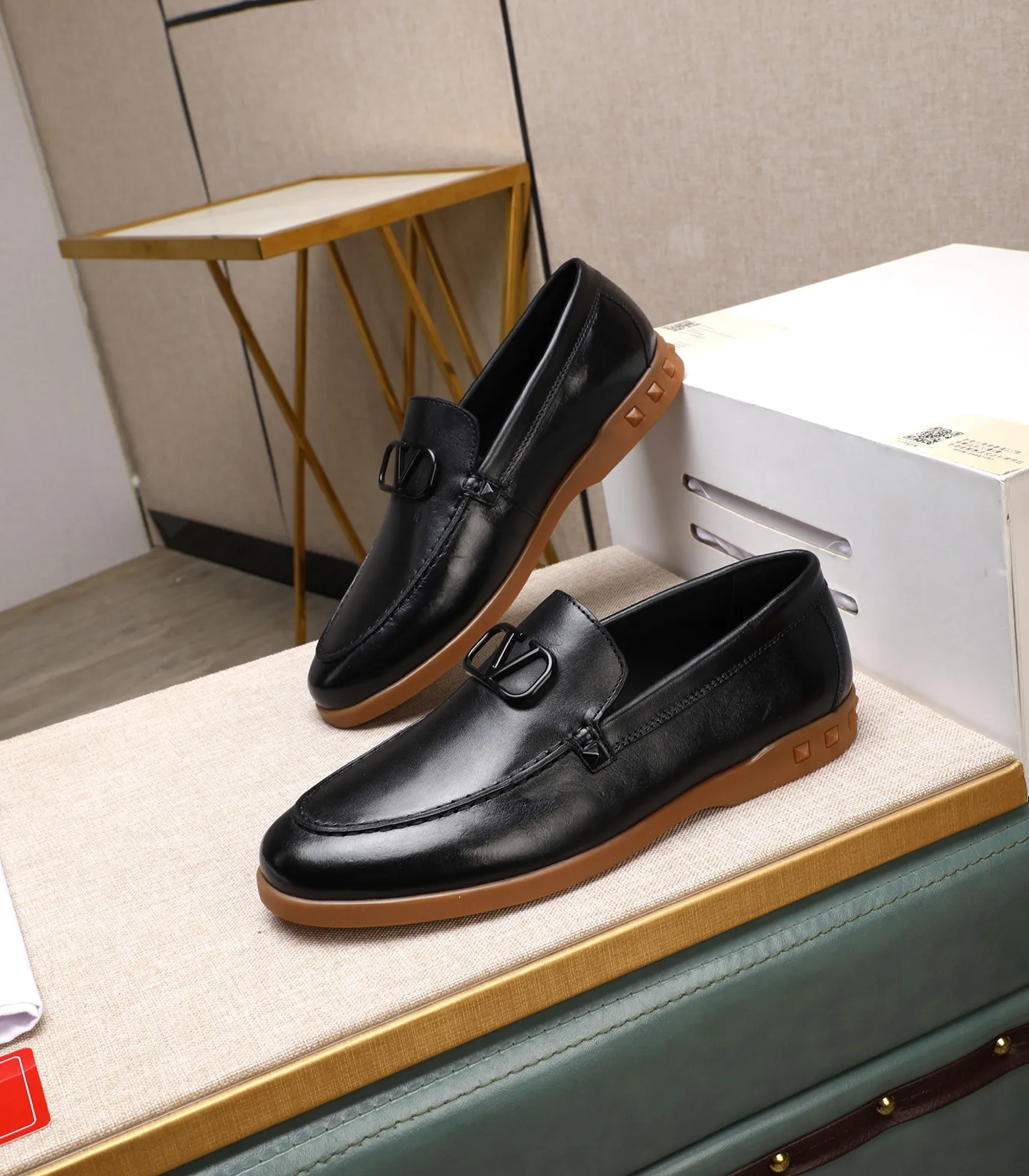 Men's shoes 💰520 [Valentino-Valentino] High-quality boutique men's shoes. The same style as the celebrities, original and authentic.✅ Made of imported cowhide + original apricot cowhide lining. The French luxury model is priced at 14,080 Swiss francs. It is also a Paris Fashion Week catwalk model. A brand can be deeply rooted in your heart, and a pair of shoes can make you linger. What you wear is not only noble, but also an aura. 👻Standard 38-45